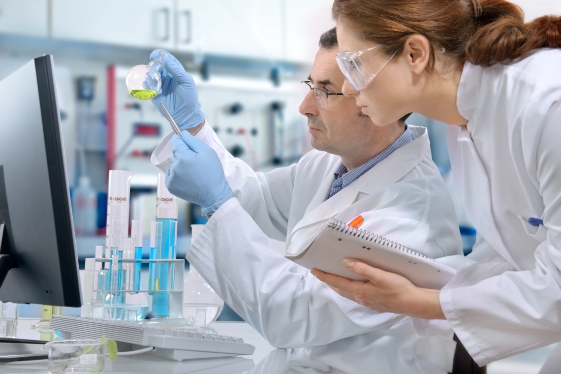 MyCond MHDM-3S Οι ερευνητές στο εργαστήριο εργάζονται με χημικά αντιδραστήρια