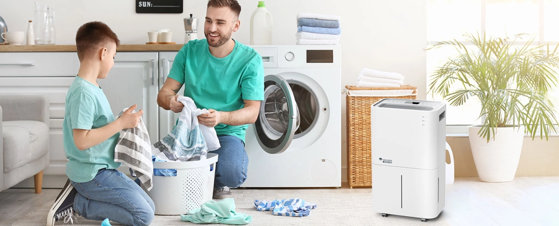 MyCond Roomer Eco 25 Πατέρας και γιος απολαμβάνουν ένα άνετο οικιακό περιβάλλον.